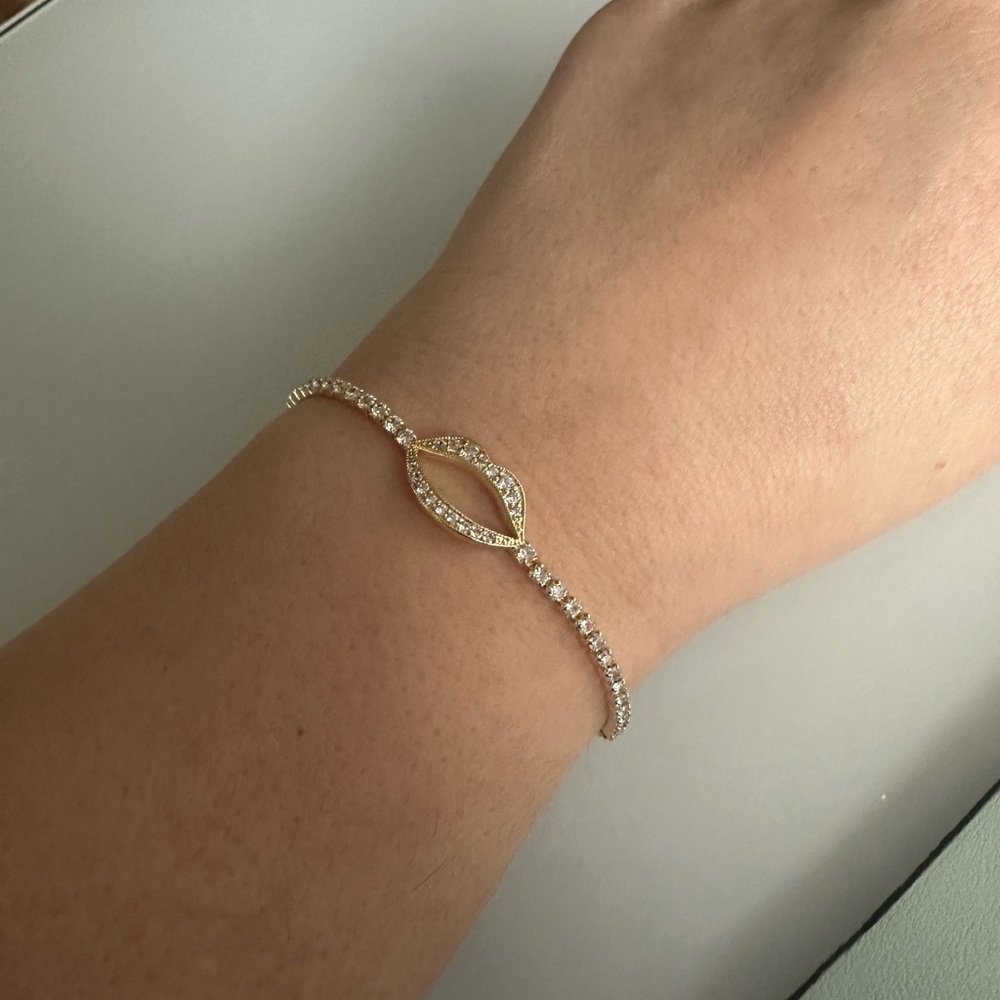 NEW Pretty Bird Jewelry | Gold-Plated Adjustable Bracelet - Kiss Lips